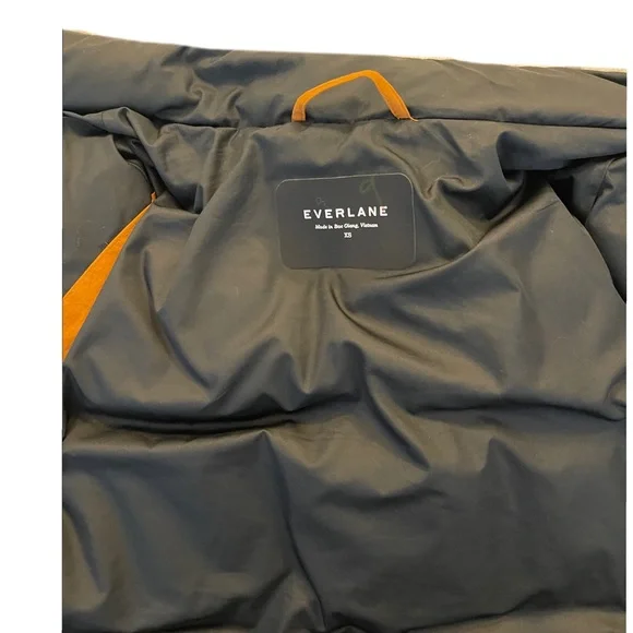 Perfect Condition EVERLANE ReNew Puffer Vest in Rust (XS) - Picture 5 of 7